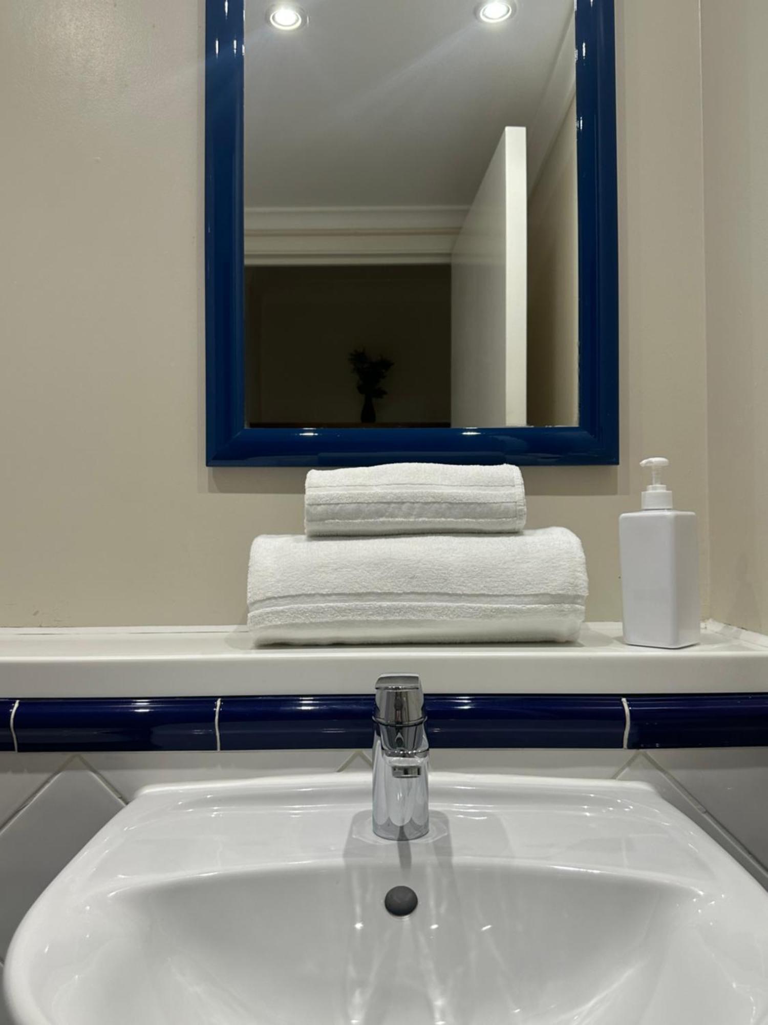 Go2 Glasgow Cumbernauld Hotel - Free Parking And Pet Friendly Екстер'єр фото