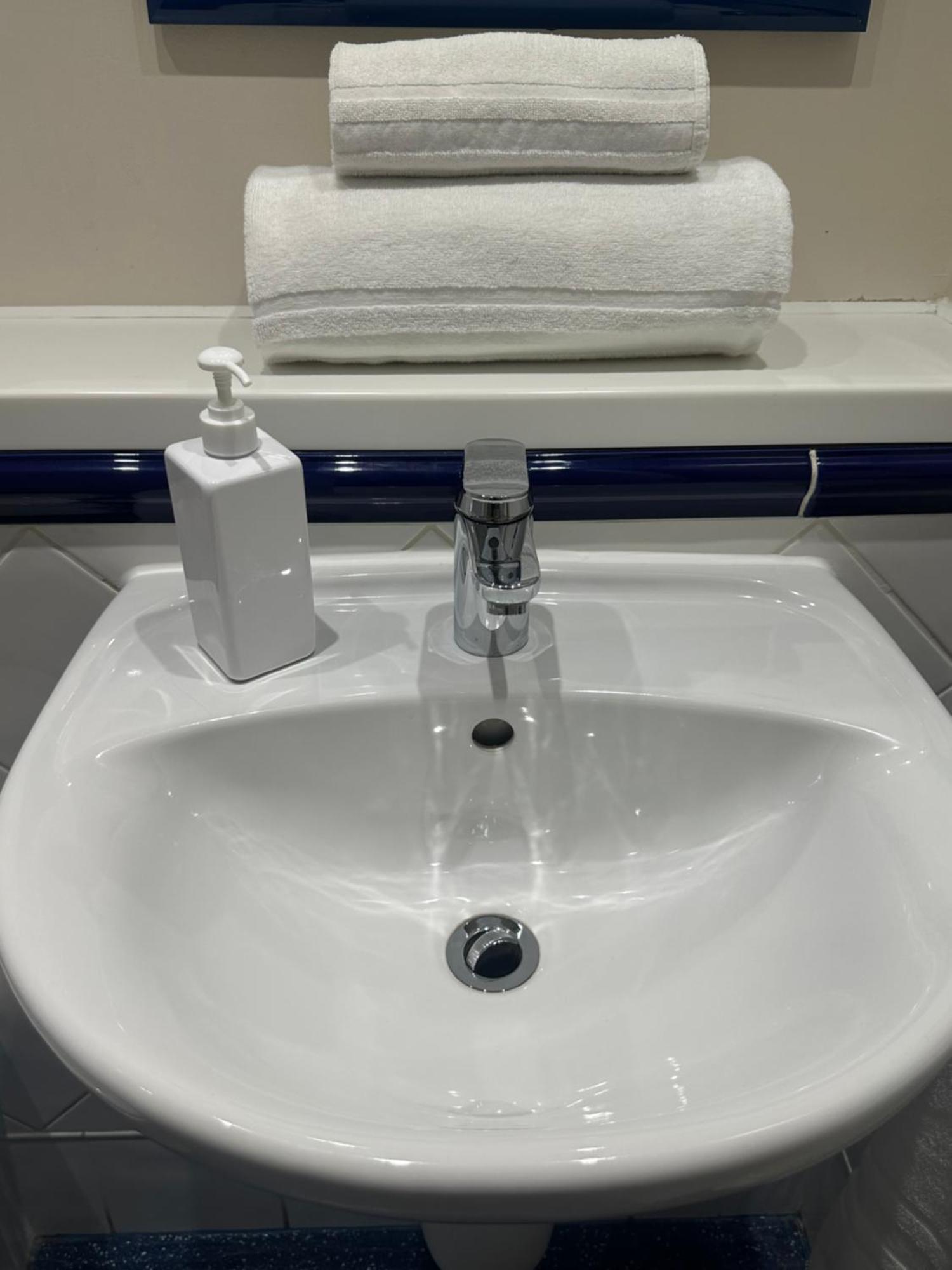 Go2 Glasgow Cumbernauld Hotel - Free Parking And Pet Friendly Екстер'єр фото