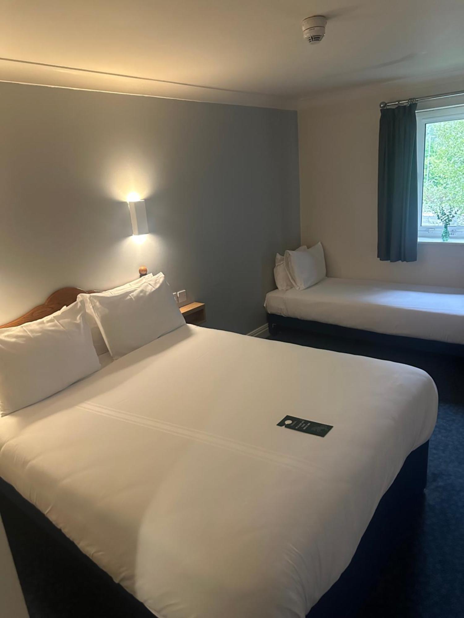 Go2 Glasgow Cumbernauld Hotel - Free Parking And Pet Friendly Екстер'єр фото