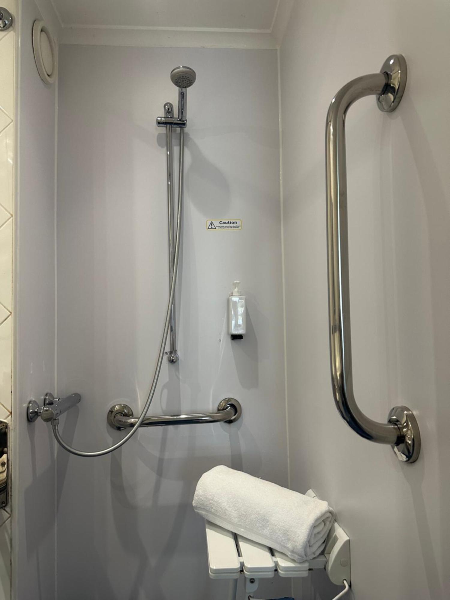 Go2 Glasgow Cumbernauld Hotel - Free Parking And Pet Friendly Екстер'єр фото