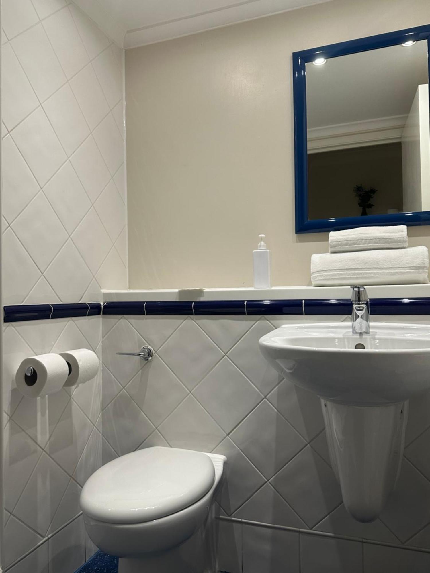 Go2 Glasgow Cumbernauld Hotel - Free Parking And Pet Friendly Екстер'єр фото