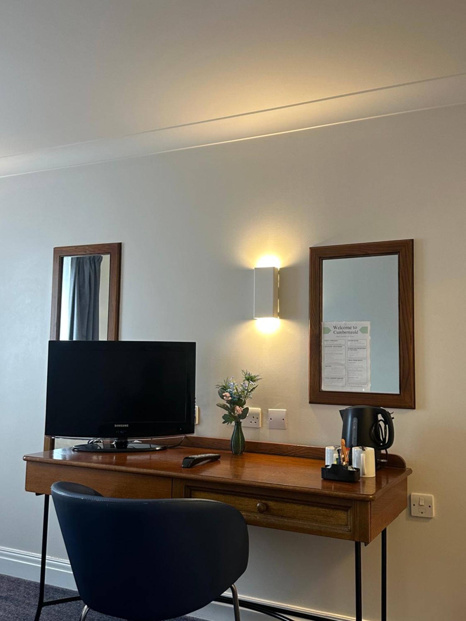 Go2 Glasgow Cumbernauld Hotel - Free Parking And Pet Friendly Екстер'єр фото